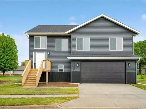 1420 Duncan Dr, Muscatine, IA 52761