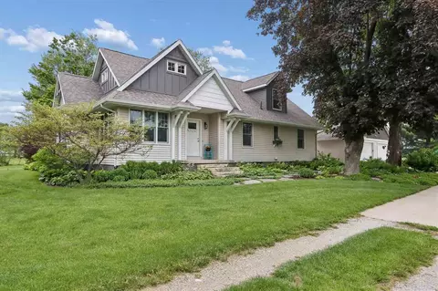 5401 Alburnett Rd, Marion, IA 52302