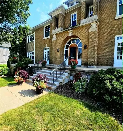 215 E Market St, Lisbon, IA 52253