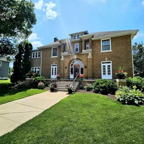 215 E Market St, Lisbon, IA 52253