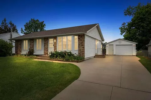 6715 Inwood Ln, Cedar Rapids, IA 52402