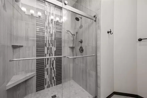 Bath - 3025 Ridgeview Dr, Ely, IA 52227 photo 4 of 5