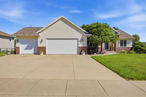 407 Wildflower Dr, Fairfax, IA 52228