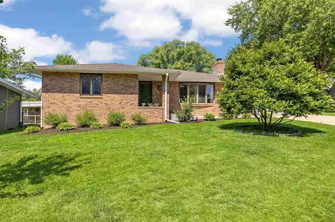 809 8th St, Kalona, IA 52247