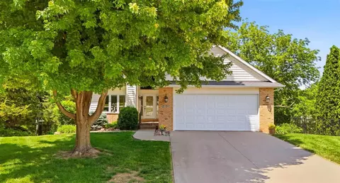2107 Glen Oaks Knl, Coralville, IA 52241