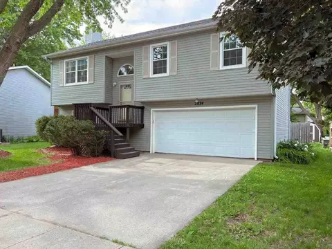 2824 Sterling Dr, Iowa City, IA 52240