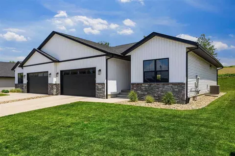 3040 Sunflower St, Ely, IA 52227