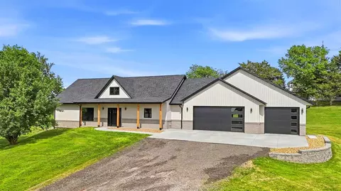 1997 Alex Way SW, Oxford, IA 52322
