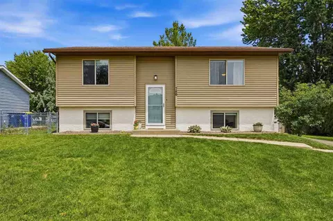 780 Prairie Ridge Rd, North Liberty, IA 52317