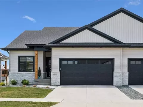 1227 Berkshire Ln, North Liberty, IA 52317