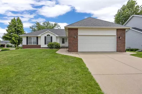 1405 Lyndhurst Dr, Hiawatha, IA 52233