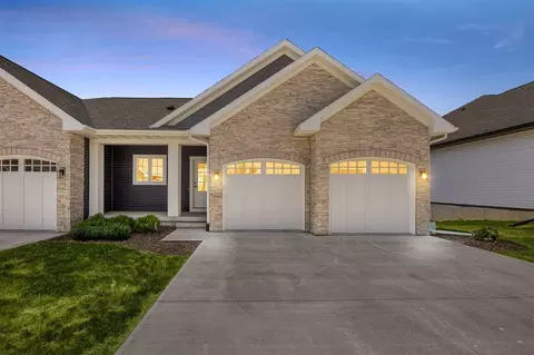 2886 Crimson Ln, Coralville, IA 52241