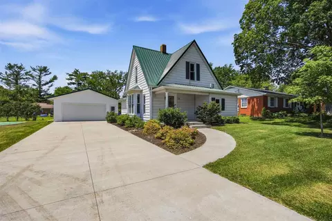 721 6th St, Kalona, IA 52247