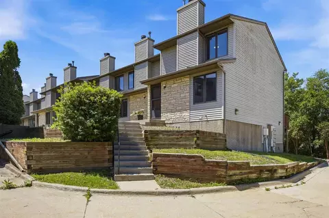 924 W Side Dr, Iowacity, IA 52246