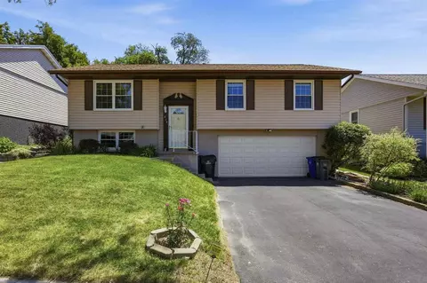 619 Olive Dr NW, Cedar Rapids, IA 52405