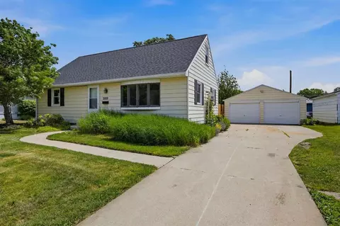 3858 Terrace Hill Dr, Cedar Rapids, IA 52402