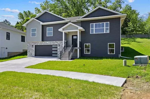706 Silver Ln, Iowa City, IA 52245