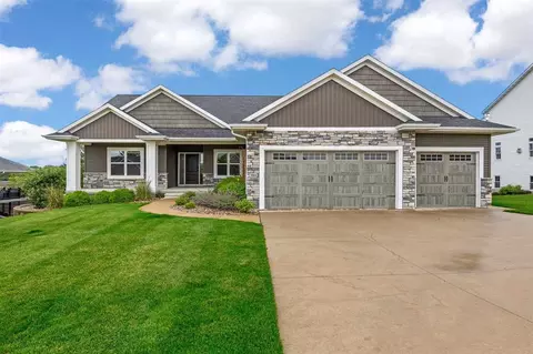 3004 Forrest Meadow Ln, Hiawatha, IA 52233