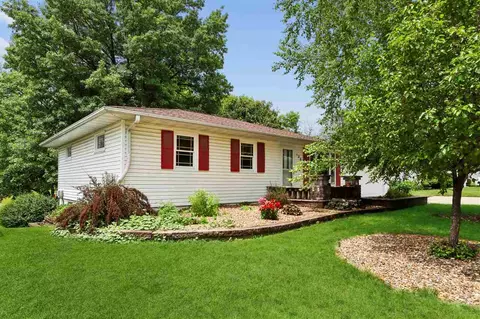 128 Country Club Rd, Williamsburg, IA 52361