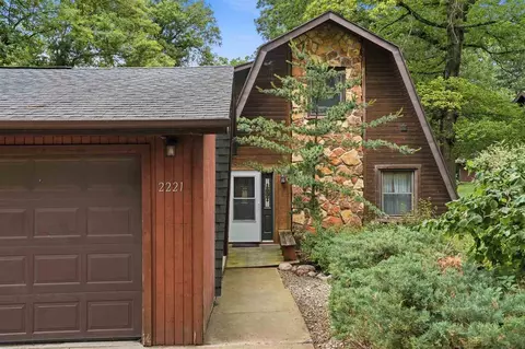 2221 Oak Rd NE, North Liberty, IA 52317