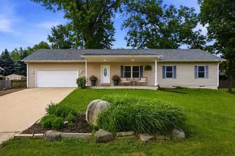 325 Hillview Dr, Marion, IA 52302