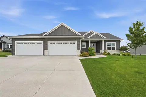 3008 Prairielight Ct, Hiawatha, IA 52233