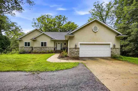4020 Riverview Ln NE, Iowa City, IA 52240