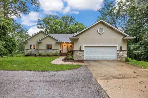 4020 Riverview Ln NE, Iowa City, IA 52240