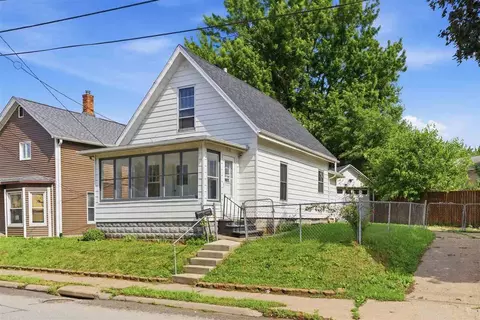 1214 E 2nd St, Muscatine, IA 52761