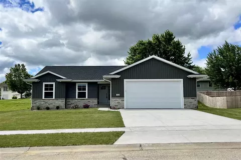 104 5th Ave Ct, Coggon, IA 52218