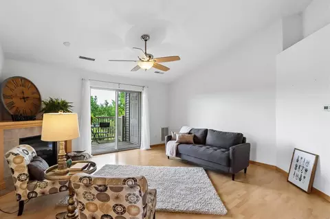 470 N 1st Ave, Iowa City, IA 52245