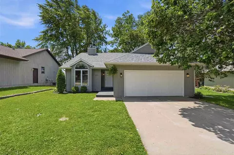 823 Pepper Dr, Iowa City, IA 52240