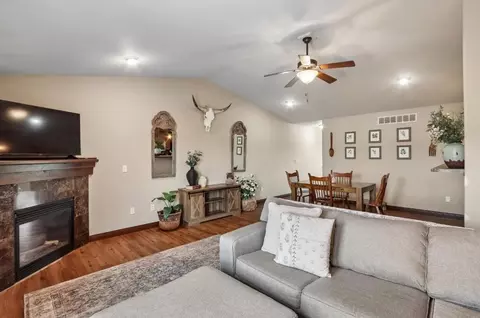 1542 Red Oak Dr, North Liberty, IA 52317