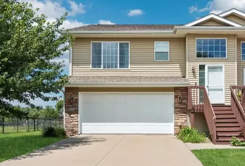 1542 Red Oak Dr, North Liberty, IA 52317