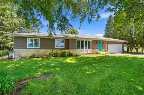 800 Circle Dr, Wellman, IA 52356