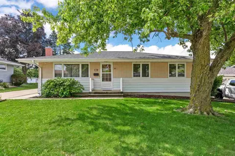 1805 Country Club Dr, Marion, IA 52302