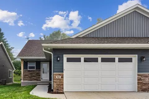 915 Prairie View Dr, West Branch, IA 52358