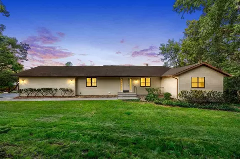 37 Lakeview Knl NE, Iowa City, IA 52240