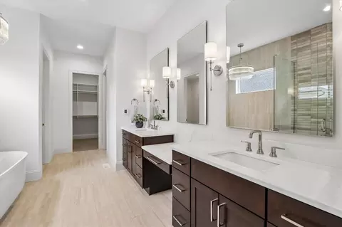 Bath - 405 Macbride Trl, Solon, IA 52333 photo 2 of 9