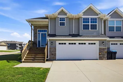 252 Sierra Park Dr, Hills, IA 52235