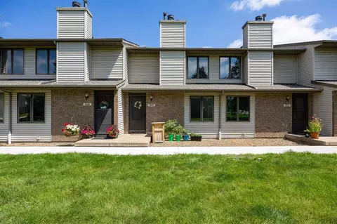 904 W Side Dr, Iowacity, IA 52246