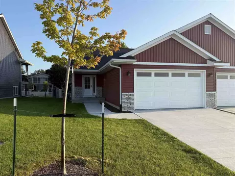 819 Prairie View Dr, West Branch, IA 52358