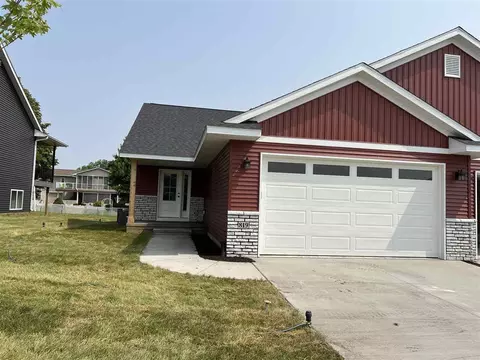 819 Prairie View Dr, West Branch, IA 52358