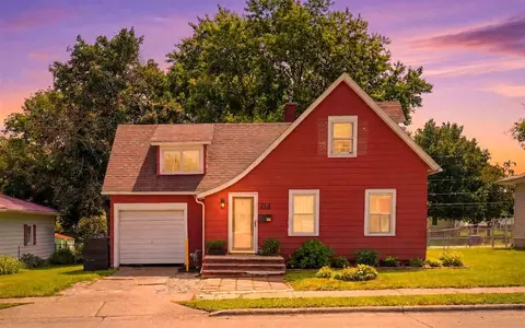 914 S 2nd Ave, Washington, IA 52353