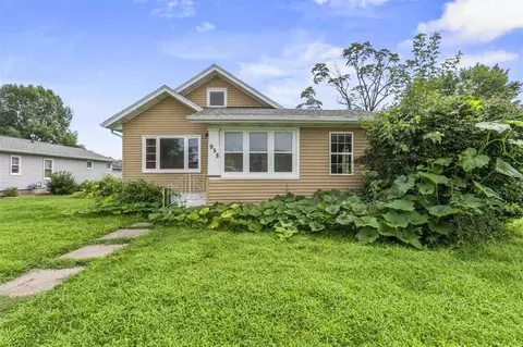 958 S Iowa Ave, Washington, IA 52353