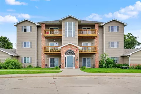 2824 Triple Crown Ln, Iowacity, IA 52340
