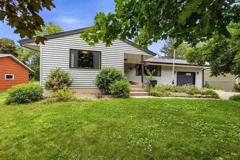 225 8th St NW, Mount Vernon, IA 52314