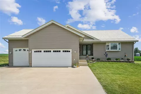 105 6th Ave W, Walford, IA 52351