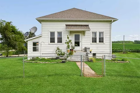 2797 Paris Rd, Central City, IA 52214