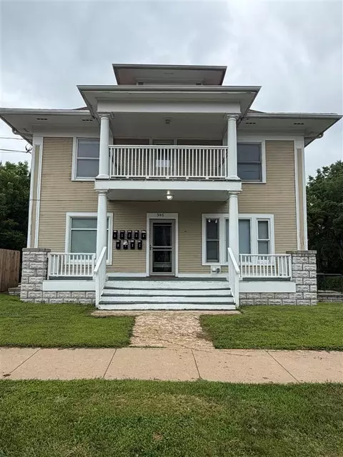 946 Iowa Ave, Iowacity, IA 52245